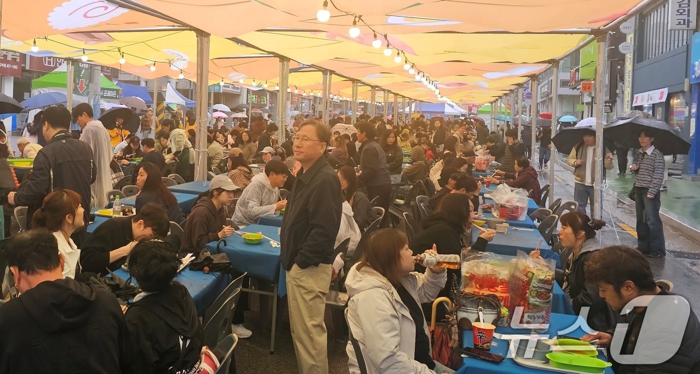 1일 개막한 구미라면축제장에서 비가 오는 가운데도 많은 사람들이 몰려 식음장이 가득찼다. 오는 3일까지 구미 역전로 일원에서 열리는 라면축제는 24개의 라면 레스토랑에서 이색 라면을 팔고 라믈리에 선발대회, 스트릿댄스파이터 선발대회 등이 열린다. 2024.11.1/뉴스1 ⓒ News1 정우용 기자