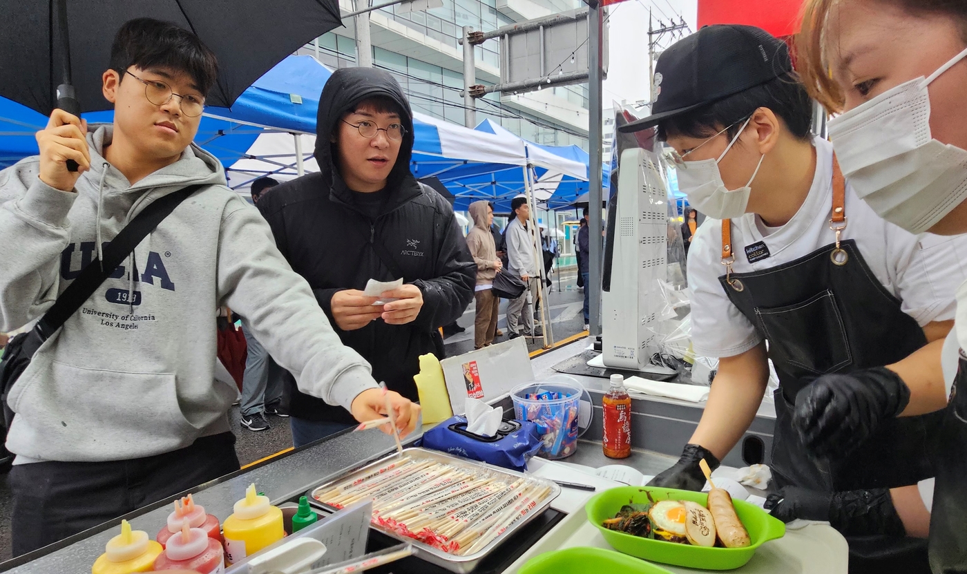 (구미=뉴스1) 정우용 기자 = 1일 개막한 구미라면축제장에서 한 시민이 주문한 라면을 받고 있다. 오는 3일까지 구미 역전로 일원에서 열리는 라면축제는  24개의 라면 레스토랑에 …