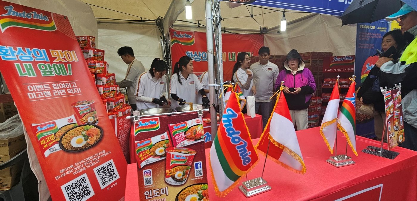 1일 개막한 구미라면축제장에서 인도네시아 미고랭 라면 시음장 앞에서 사람들이 대기하고 있다. 2024.11.1/뉴스1 ⓒ News1 정우용 기자