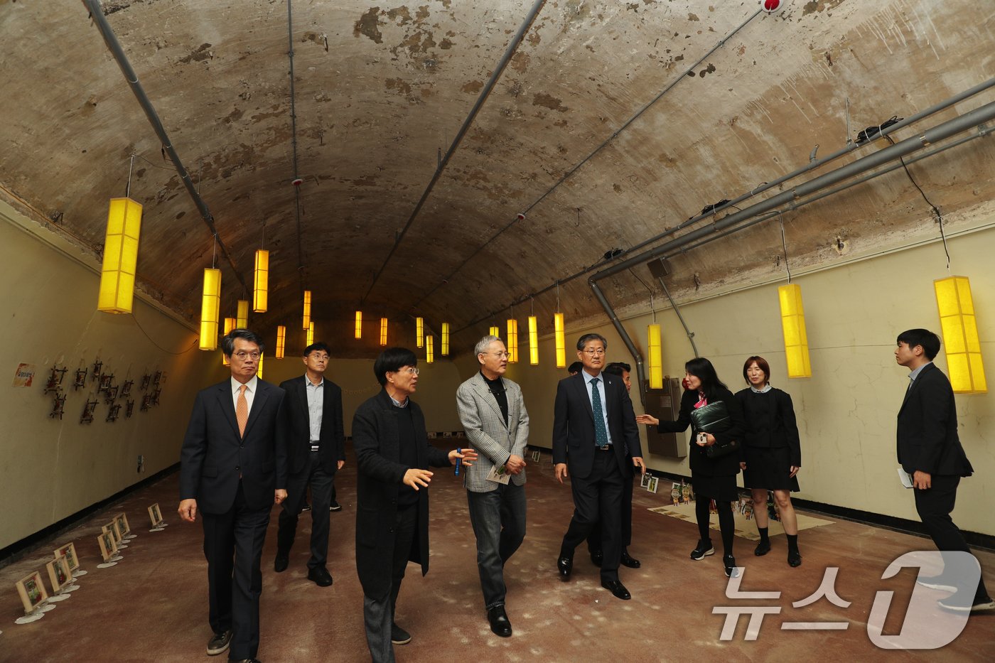 본문 이미지 - 유인촌 문화체육관광부 장관이 1일 충북 청주시 당산 생각의 벙커를 찾아 시설을 살펴보고 있다. 당산 벙커는 과거 전시 지휘 통제소와 충무시설로 활용했던 곳으로, 최근 문화공간으로 꾸며 일반인에게 공개했다. 2024.11.1/뉴스1 ⓒ News1 김용빈 기자
