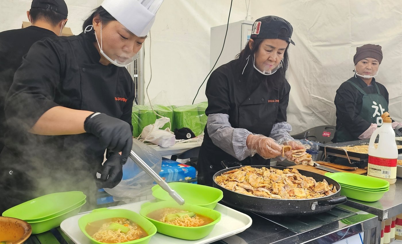 1일 개막한 구미라면축제장에서 육전라면을 끓이고 있다. 오는 3일까지 구미 역전로 일원에서 열리는 라면축제는 24개의 라면 레스토랑에서 이색 라면을 팔고 라믈리에 선발대회, 스트릿댄스파이터 선발대회 등이 열린다. 2024.11.1/뉴스1 ⓒ News1 정우용 기자