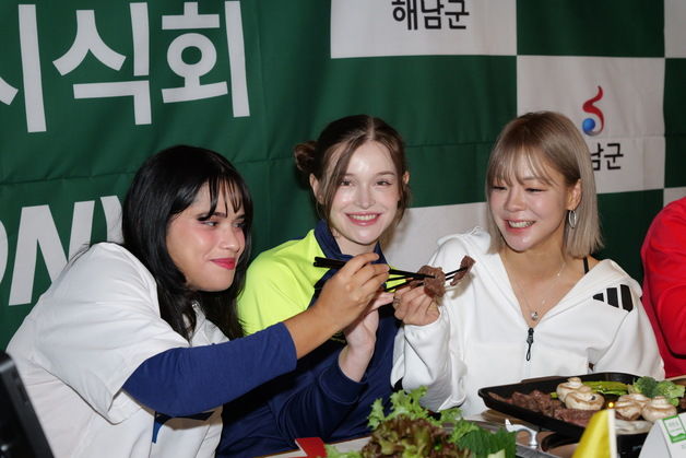 “저탄소 한우, 맛있어요”…한우의 날, 골때녀들과 함께 하는 시식회