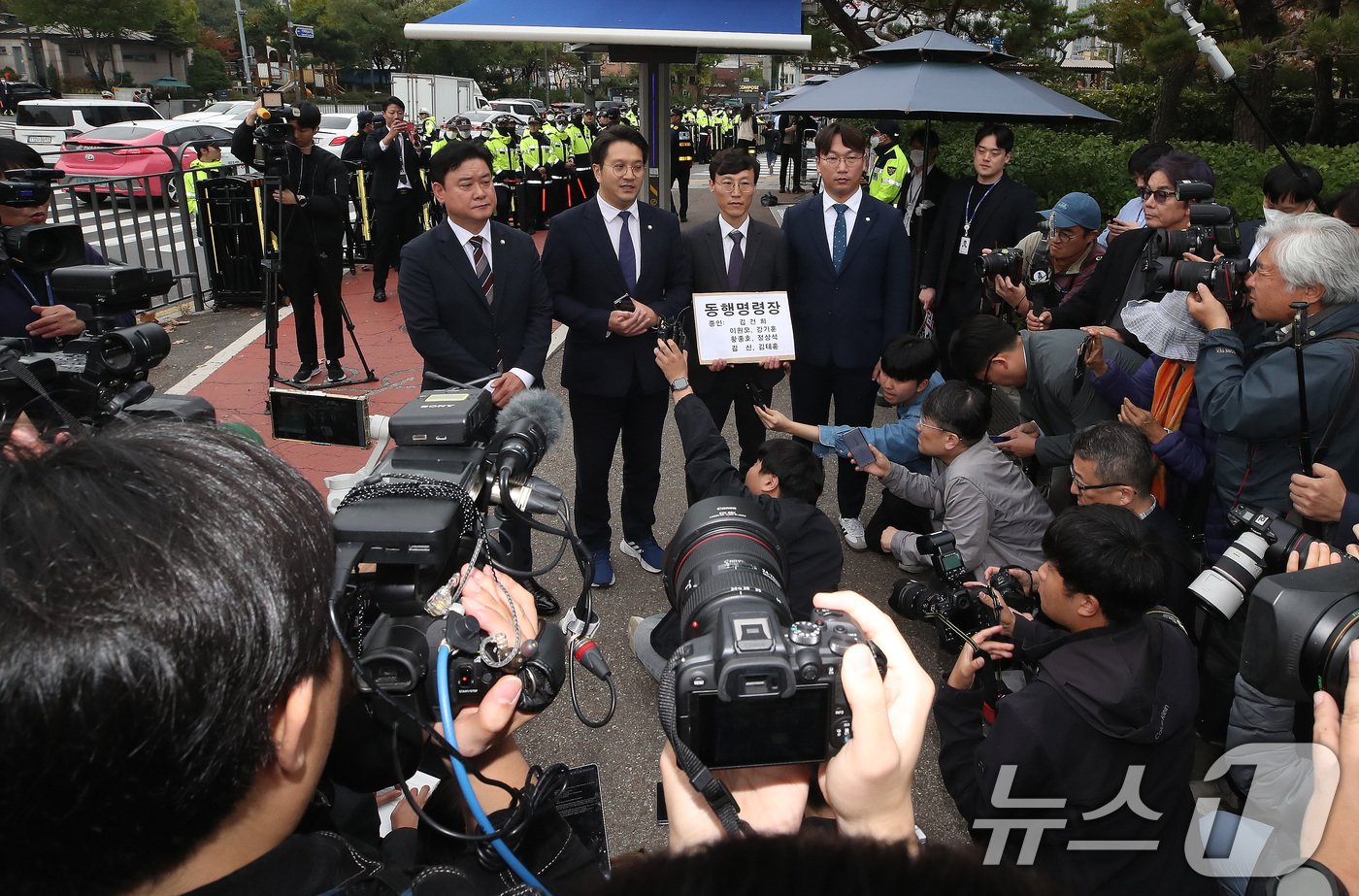 본문 이미지 - 전용기, 윤종군, 모경종 더불어민주당 의원 등 관계자들이 1일 오후 서울 용산구 대통령실 앞에서 2024년 국회 운영위원회 국정감사 불출석 증인인 김건희 여사와 대통령비서실의 이원모 공직기강비서관, 강기훈 국정기획비서관실 행정관, 황종호 국정기획비서관실 행정관, 대통령경호처의 정상석, 김신, 김태훈에 대한 동행명령장을 전달하기 앞서 기자회견을 하고 있다. 2024.11.1/뉴스1 ⓒ News1 임세영 기자