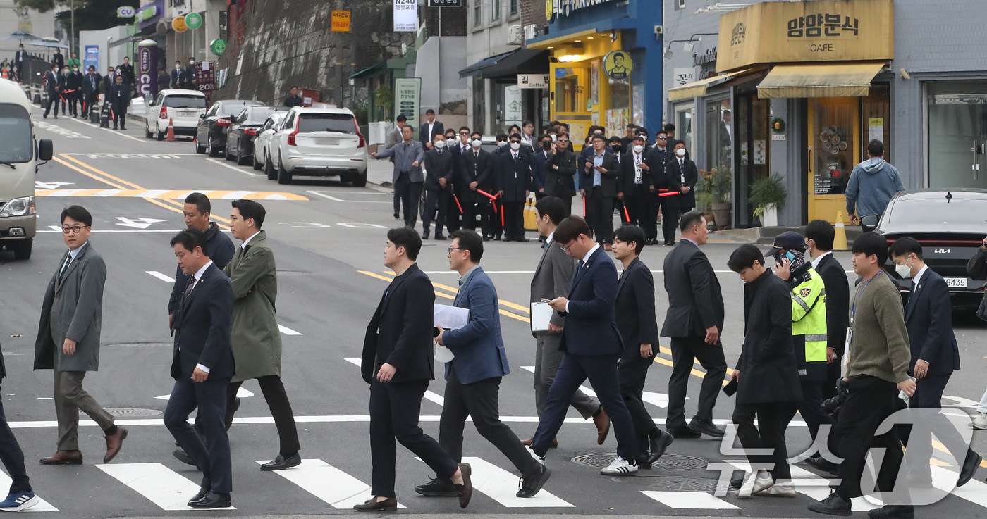 (서울=뉴스1) 임세영 기자 = 1일 오후 서울 용산구 대통령실 앞에서 2024년 국회 운영위원회 국정감사 불출석 증인인 김건희 여사와 대통령비서실의 이원모 공직기강비서관, 강기훈 …