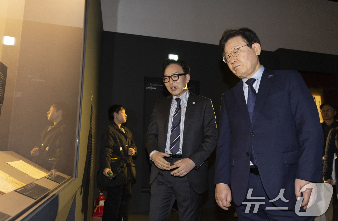 (서울=뉴스1) 국회사진취재단 = 이재명 더불어민주당 대표가 1일 서울 종로구 대한민국역사박물관에서 열린 안중근 의사 하얼빈 의거 115주년 기념 특별전 ‘안중근 서’ 전시회에서 …