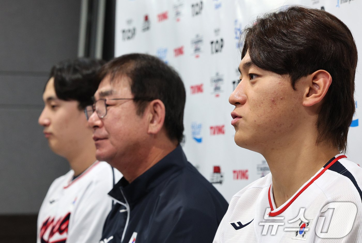 본문 이미지 - 2024 세계야구소프트볼협회(WBSC) 프리미어12에 출전하는 대한민국 야구대표팀 내야수 김도영이 1일 오후 서울 구로구 고척스카이돔에서 열리는 2024 K-BASEBALL SERIES 대한민국 대표팀과 쿠바 대표팀의 평가전에 앞서 류중일 감독, 투수 정해영과 함께 인터뷰를 하고 있다. 2024.11.1/뉴스1 ⓒ News1 장수영 기자