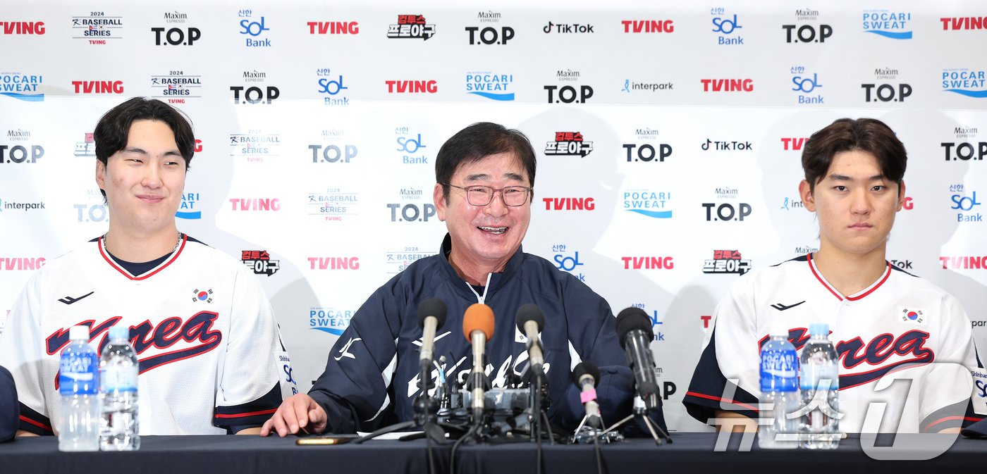 본문 이미지 - 2024 세계야구소프트볼협회(WBSC) 프리미어12에 출전하는 류중일 대한민국 야구대표팀 감독이 1일 오후 서울 구로구 고척스카이돔에서 열리는 2024 K-BASEBALL SERIES 대한민국 대표팀과 쿠바 대표팀의 평가전에 앞서 투수 정해영, 내야수 김도영과 함께 인터뷰를 하고 있다. 2024.11.1/뉴스1 ⓒ News1 장수영 기자