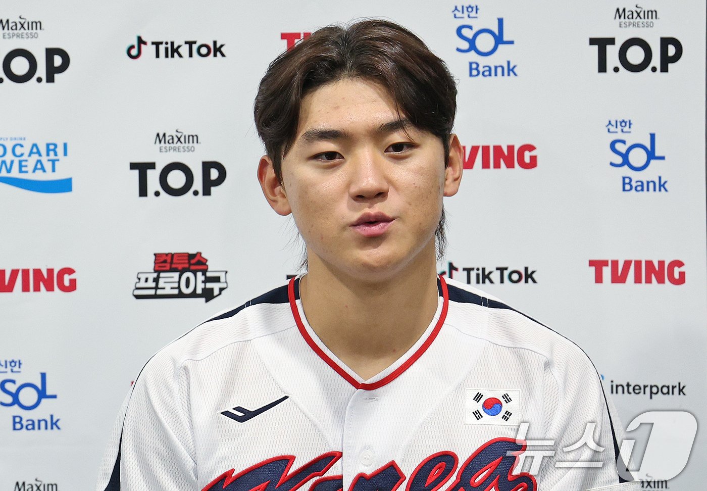 본문 이미지 - 2024 세계야구소프트볼협회(WBSC) 프리미어12에 출전하는 대한민국 야구대표팀 내야수 김도영이 1일 오후 서울 구로구 고척스카이돔에서 열리는 2024 K-BASEBALL SERIES 대한민국 대표팀과 쿠바 대표팀의 평가전에 앞서 인터뷰를 하고 있다. 2024.11.1/뉴스1 ⓒ News1 장수영 기자