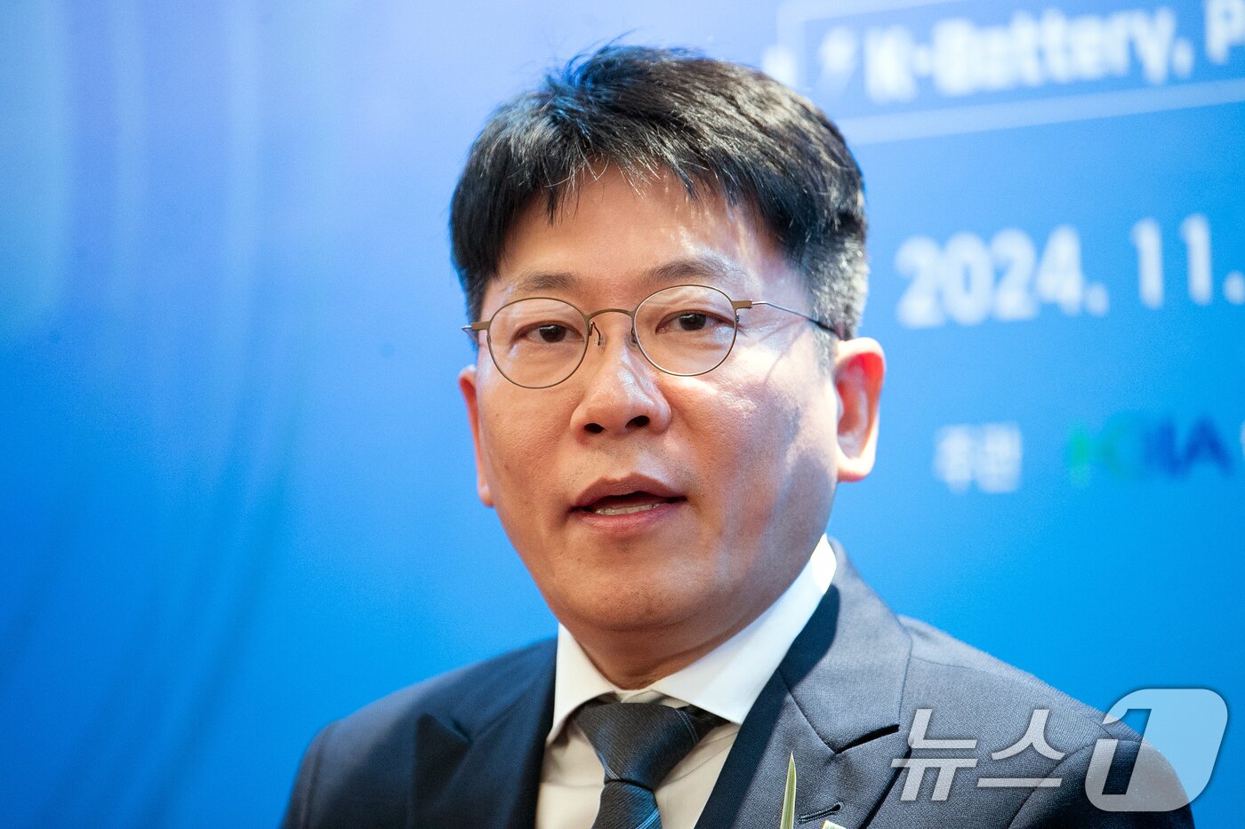 본문 이미지 - 김동명 LG에너지솔루션 대표이사가 1일 오후 서울 강남구 조선 팰리스 강남에서 열린 제4회 배터리 산업의 날 행사 참석에 앞서 취재진의 질문에 답하고 있다. 2024.11.1/뉴스1 ⓒ News1 이승배 기자