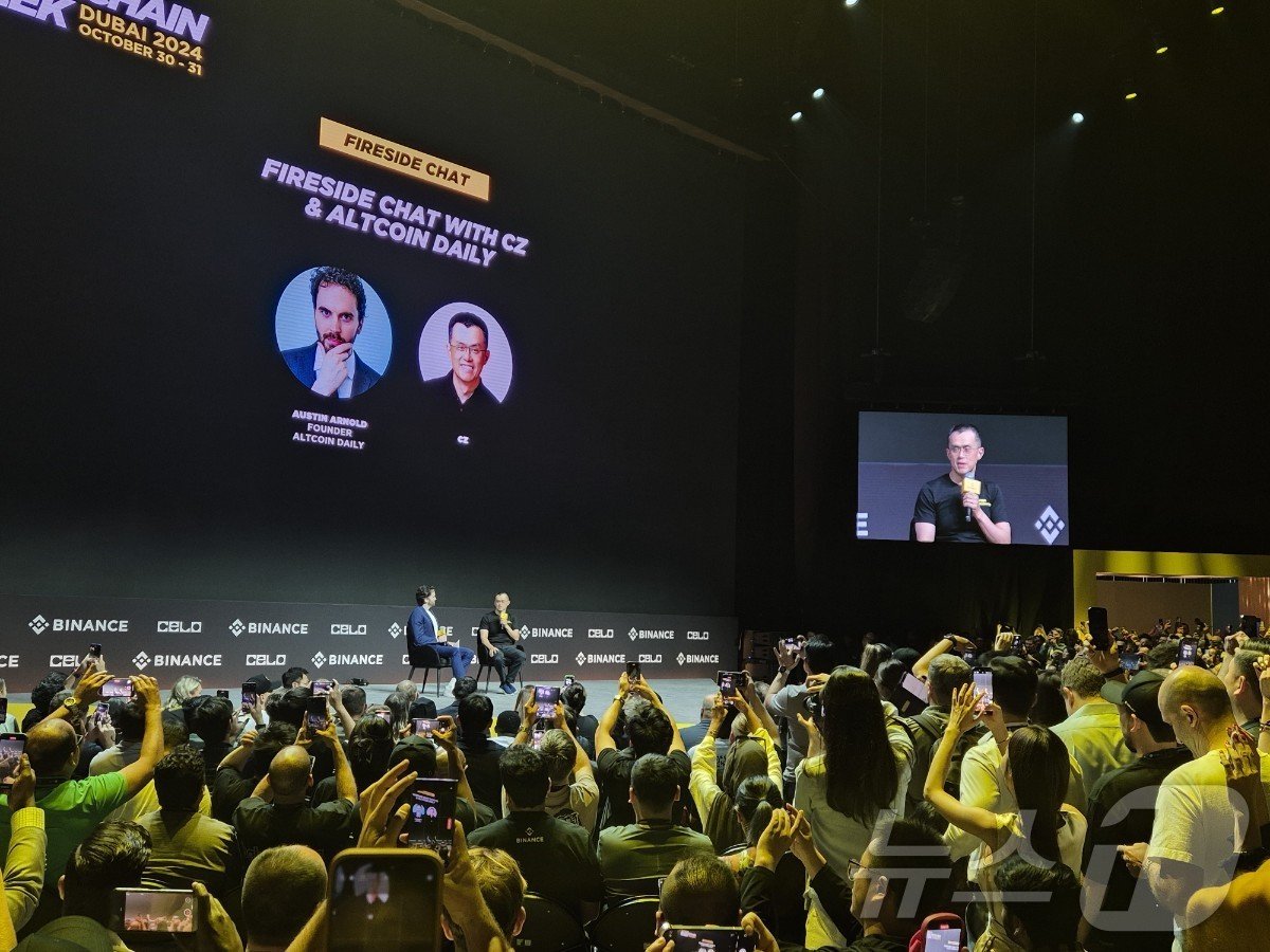 본문 이미지 - 바이낸스의 전 대표이자 설립자인 자오창펑&#40;Changpeng Zhao·CZ&#41;이 2024년 10월31일 아랍에미리트 두바이에서 열린 바이낸스 블록체인 위크 2024에 참석해 발언을 하고 있다. 사진 = 김지현 기자