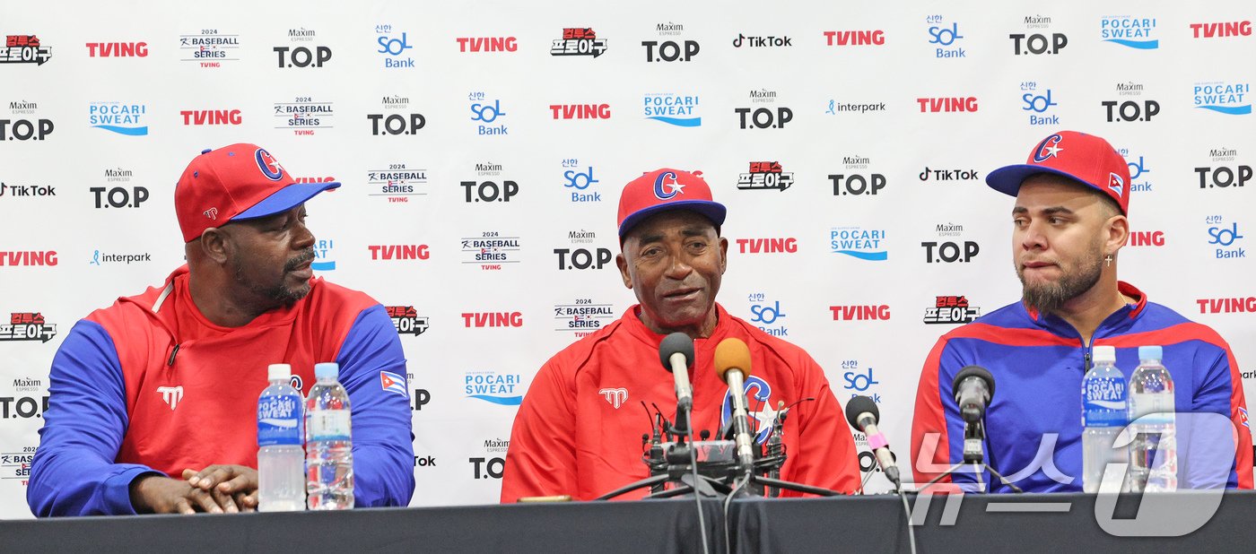 본문 이미지 - 쿠바 야구 대표팀 아르만도 욘슨(가운데) 감독이 1일 오후 서울 구로구 고척스카이돔에서 열리는 2024 K-BASEBALL SERIES 대한민국 대표팀과 쿠바 대표팀의 평가전에 앞서 루이스 라조 코치(왼쪽), 3루수 요안 몬카다와 함께 인터뷰 하고 있다. 2024.11.1/뉴스1 ⓒ News1 장수영 기자