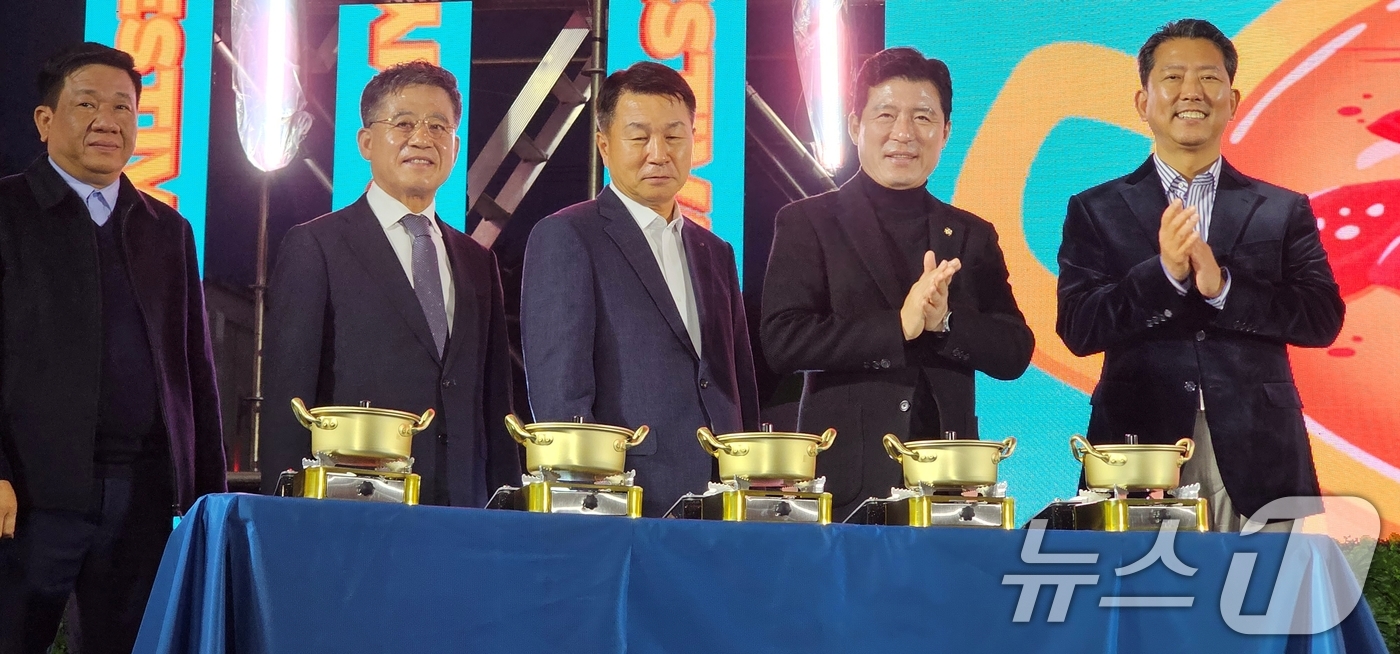 (구미=뉴스1) 정우용 기자 = 1일 개막한 구미라면축제 개막식에서 김장호 구미시장과 구자근 의원 등이 개막 퍼포먼스를 하고 있다. 오는 3일까지 구미 역전로 일원에서 열리는 라면 …