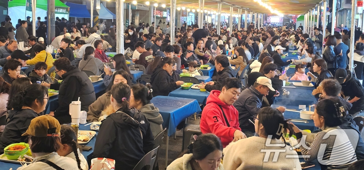 (구미=뉴스1) 정우용 기자 = 1일 개막한 구미라면축제를 찾은 시민 등이 라면을 맛보고 있다. 오는 3일까지 구미 역전로 일원에서 열리는 라면 축제는 24개의 라면 레스토랑에서 …