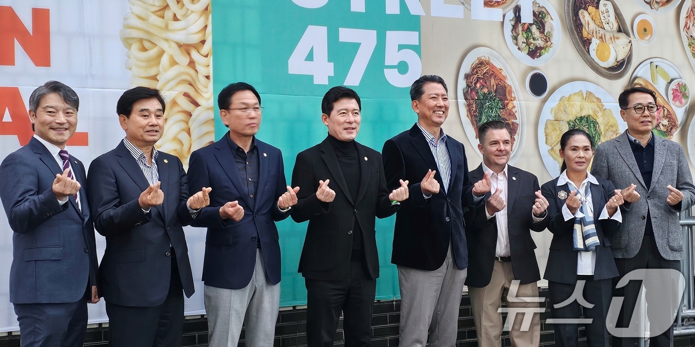 (구미=뉴스1) 정우용 기자 = 1일 개막한 구미라면축제에서 김장호 구미시장 등 내빈들이 기념 촬영을 하고 있다.오는 3일까지 구미 역전로 일원에서 열리는 라면 축제는 24개의 라 …