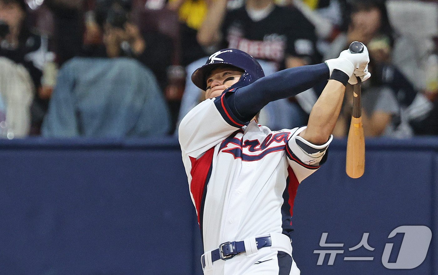 1일 오후 서울 구로구 고척스카이돔에서 열린 &#39;2024 K-BASEBALL SERIES&#39; 대한민국 야구 대표팀과 쿠바 대표팀의 평가전, 1회말 대한민국 공격 무사 1, 3루 상황에서 김도영이 1타점 안타를 치고있다. 2024.11.1/뉴스1 ⓒ News1 장수영 기자