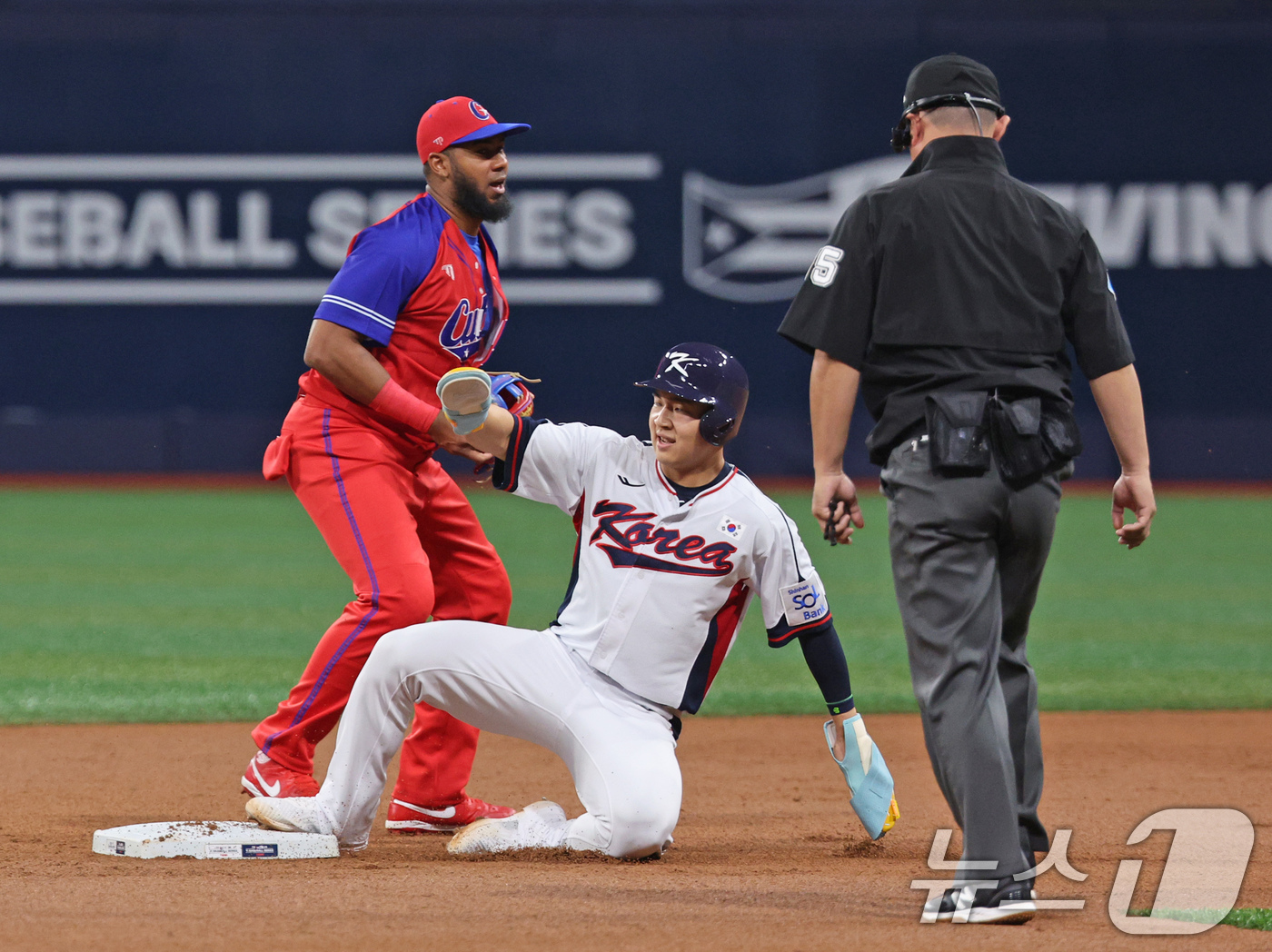 (서울=뉴스1) 장수영 기자 = 1일 오후 서울 구로구 고척스카이돔에서 열린 '2024 K-BASEBALL SERIES' 대한민국 야구 대표팀과 쿠바 대표팀의 평가전, 1회말 대한 …