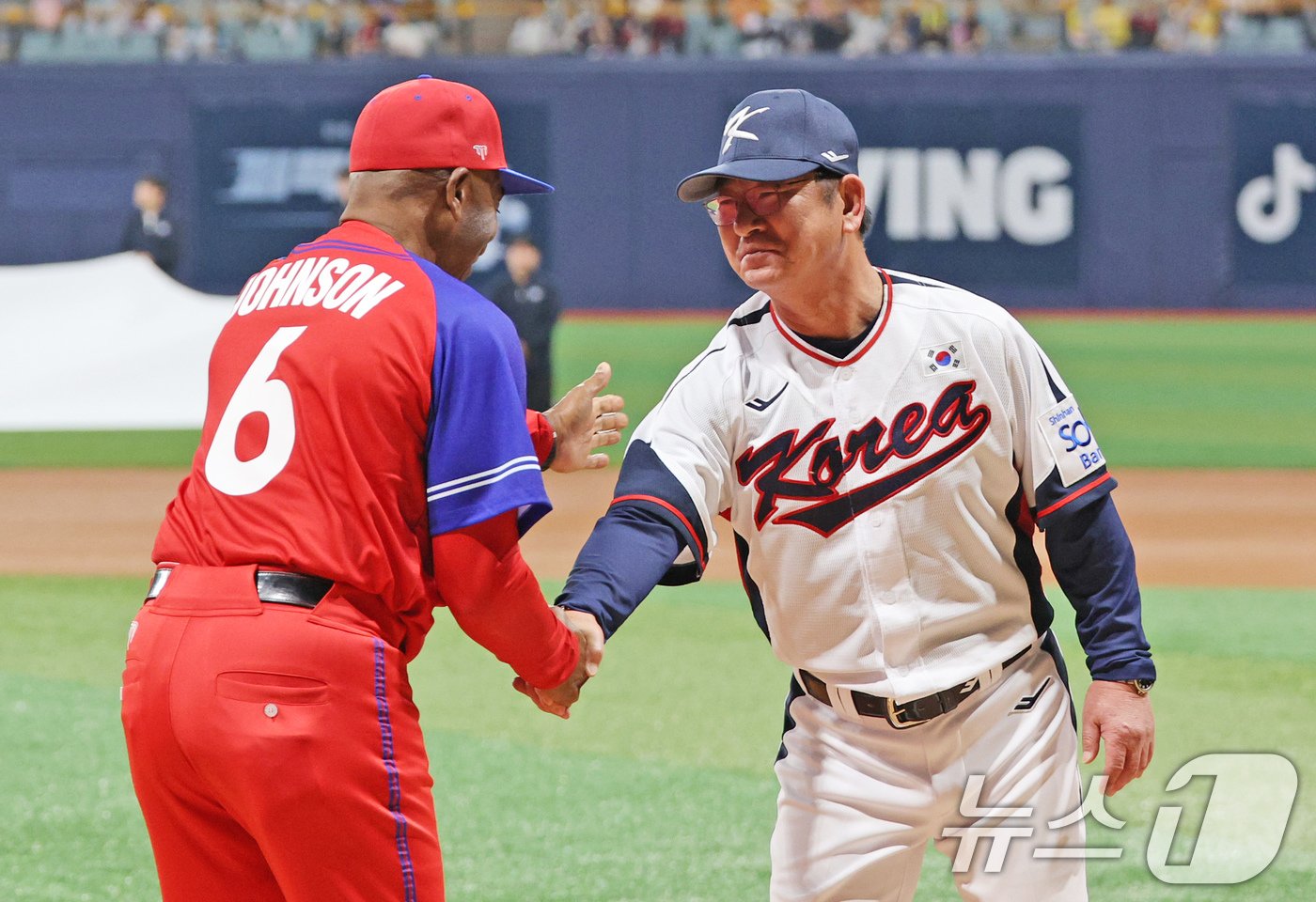 1일 오후 서울 구로구 고척스카이돔에서 열린 &#39;2024 K-BASEBALL SERIES&#39; 대한민국 야구 대표팀과 쿠바 대표팀의 평가전, 류중일 감독과 쿠바 야구 대표팀 아르만도 욘슨 감독이 악수를 하고 있다. 2024.11.1/뉴스1 ⓒ News1 장수영 기자