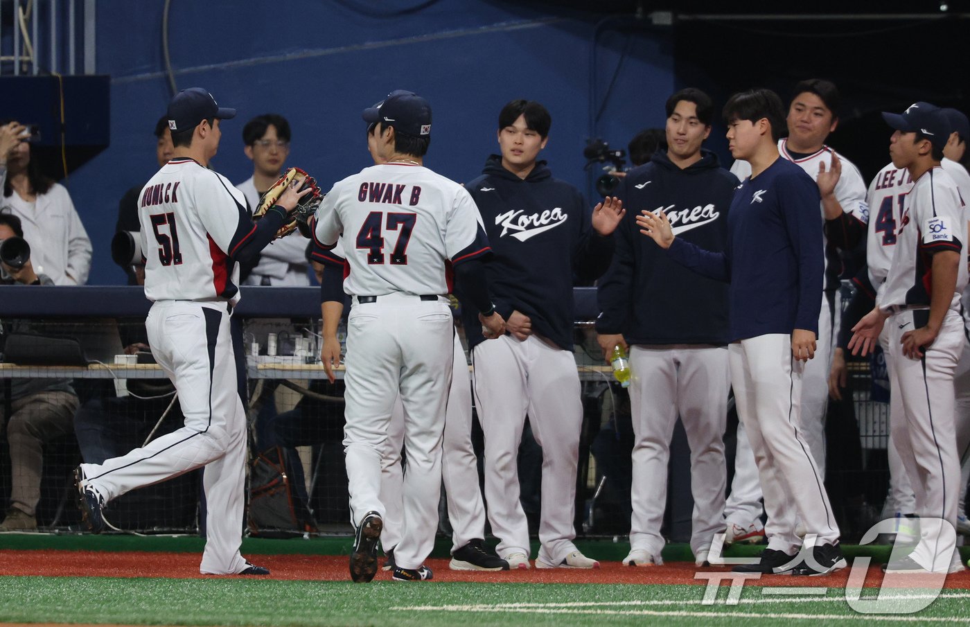 본문 이미지 - 1일 오후 서울 구로구 고척스카이돔에서 열린 '2024 K-BASEBALL SERIES' 대한민국 야구 대표팀과 쿠바 대표팀의 평가전 1회초 선발투수 곽빈이 삼자범퇴로 이닝을 마친 뒤 더그아웃에 들어가고 있다. 2024.11.1/뉴스1 ⓒ News1 장수영 기자