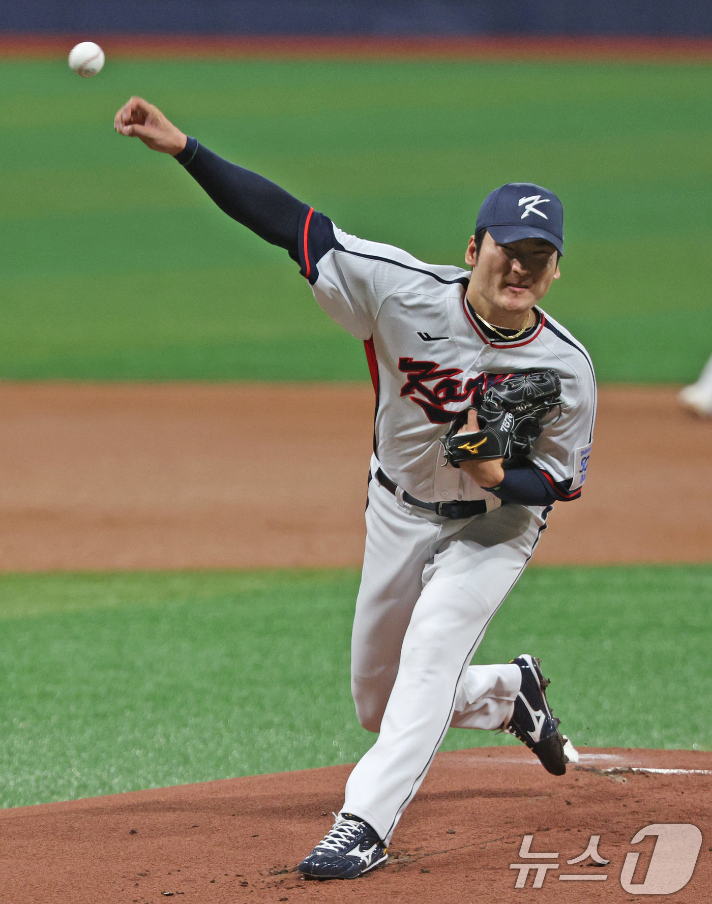 (서울=뉴스1) 장수영 기자 = 1일 오후 서울 구로구 고척스카이돔에서 열린 '2024 K-BASEBALL SERIES' 대한민국 야구 대표팀과 쿠바 대표팀의 평가전 1회초 선발투 …