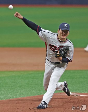 1일 오후 서울 구로구 고척스카이돔에서 열린 &#39;2024 K-BASEBALL SERIES&#39; 대한민국 야구 대표팀과 쿠바 대표팀의 평가전 1회초 선발투수 곽빈이 역투하고 있다. 2024.11.1/뉴스1 ⓒ News1 장수영 기자