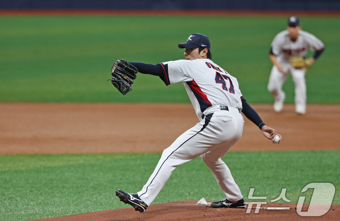 (서울=뉴스1) 장수영 기자 = 1일 오후 서울 구로구 고척스카이돔에서 열린 '2024 K-BASEBALL SERIES' 대한민국 야구 대표팀과 쿠바 대표팀의 평가전 1회초 선발투 …