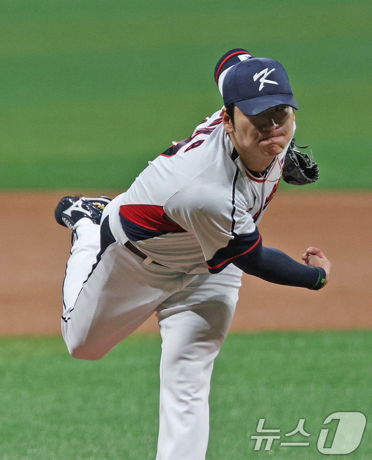 (서울=뉴스1) 장수영 기자 = 1일 오후 서울 구로구 고척스카이돔에서 열린 '2024 K-BASEBALL SERIES' 대한민국 야구 대표팀과 쿠바 대표팀의 평가전 1회초 선발투 …