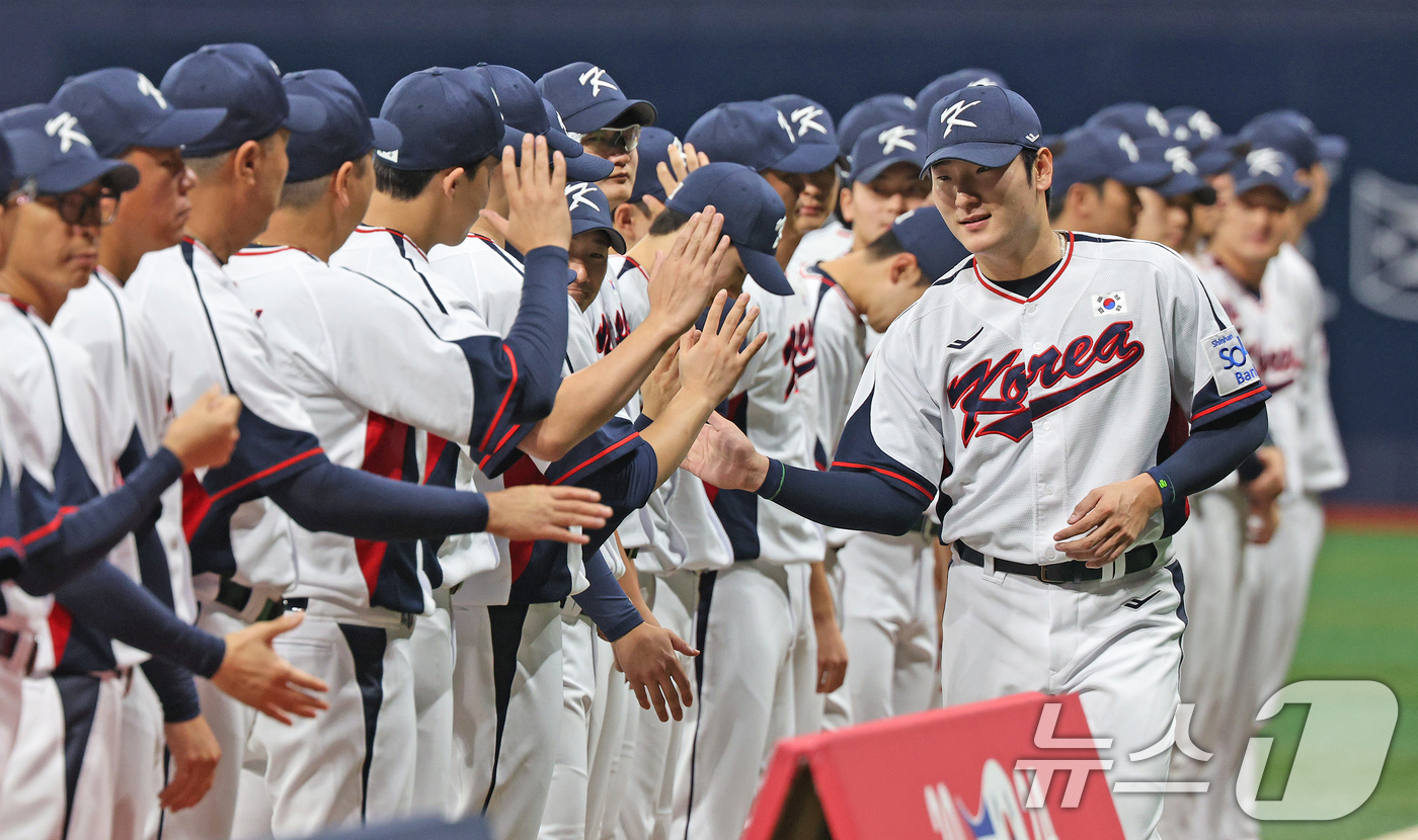 (서울=뉴스1) 장수영 기자 = 1일 오후 서울 구로구 고척스카이돔에서 열린 '2024 K-BASEBALL SERIES' 대한민국 야구 대표팀과 쿠바 대표팀의 평가전, 선발투수 곽 …