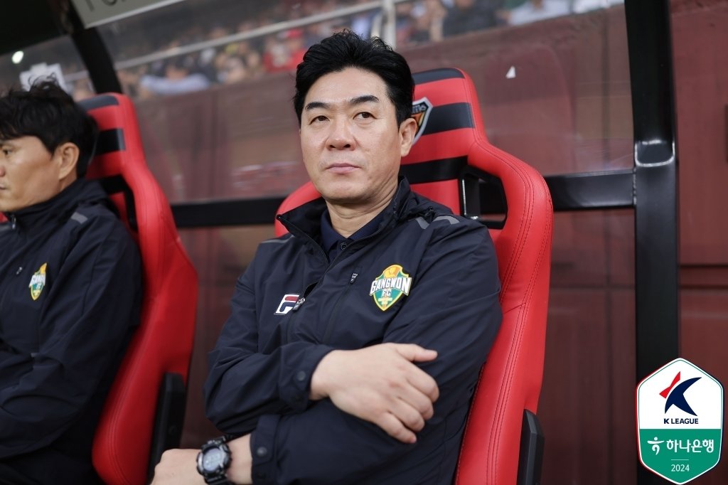 본문 이미지 - 윤정환 강원FC 감독(한국프로축구연맹 제공)