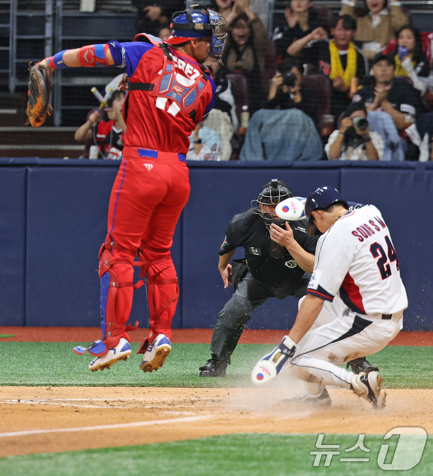 (서울=뉴스1) 장수영 기자 = 1일 오후 서울 구로구 고척스카이돔에서 열린 '2024 K-BASEBALL SERIES' 대한민국 야구 대표팀과 쿠바 대표팀의 평가전, 2회말 대한 …