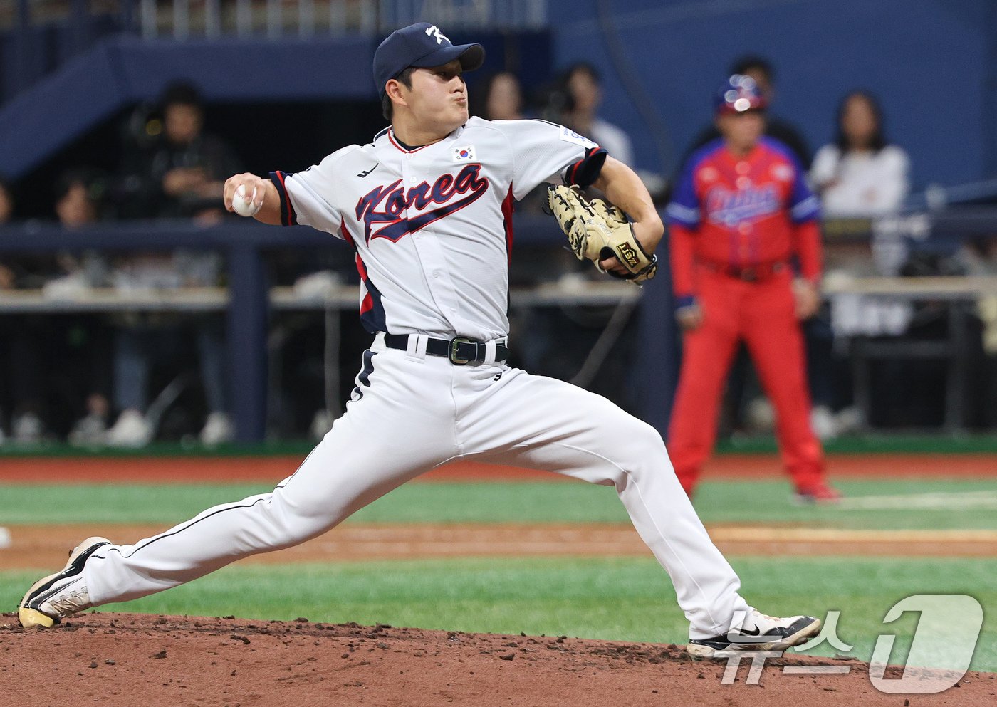 1일 오후 서울 구로구 고척스카이돔에서 열린 &#39;2024 K-BASEBALL SERIES&#39; 대한민국 야구 대표팀과 쿠바 대표팀의 평가전, 3회초 대한민국 김택연이 마운드에 올라 역투하고 있다. 2024.11.1/뉴스1 ⓒ News1 장수영 기자