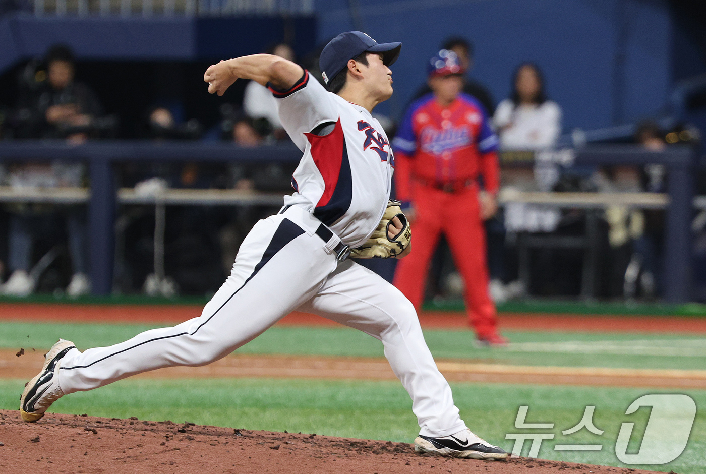 (서울=뉴스1) 장수영 기자 = 1일 오후 서울 구로구 고척스카이돔에서 열린 '2024 K-BASEBALL SERIES' 대한민국 야구 대표팀과 쿠바 대표팀의 평가전, 3회초 대한 …