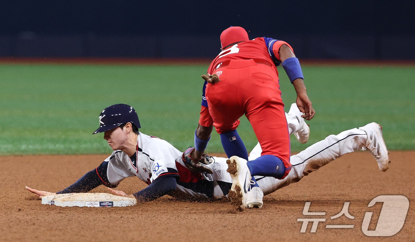 1일 오후 서울 구로구 고척스카이돔에서 열린 &#39;2024 K-BASEBALL SERIES&#39; 대한민국 야구 대표팀과 쿠바 대표팀의 평가전, 5회말 대한민국의 공격 2사 1루 상황에서 1루주자 박성한이 도루를 성공하고 있다. 2024.11.1/뉴스1 ⓒ News1 장수영 기자