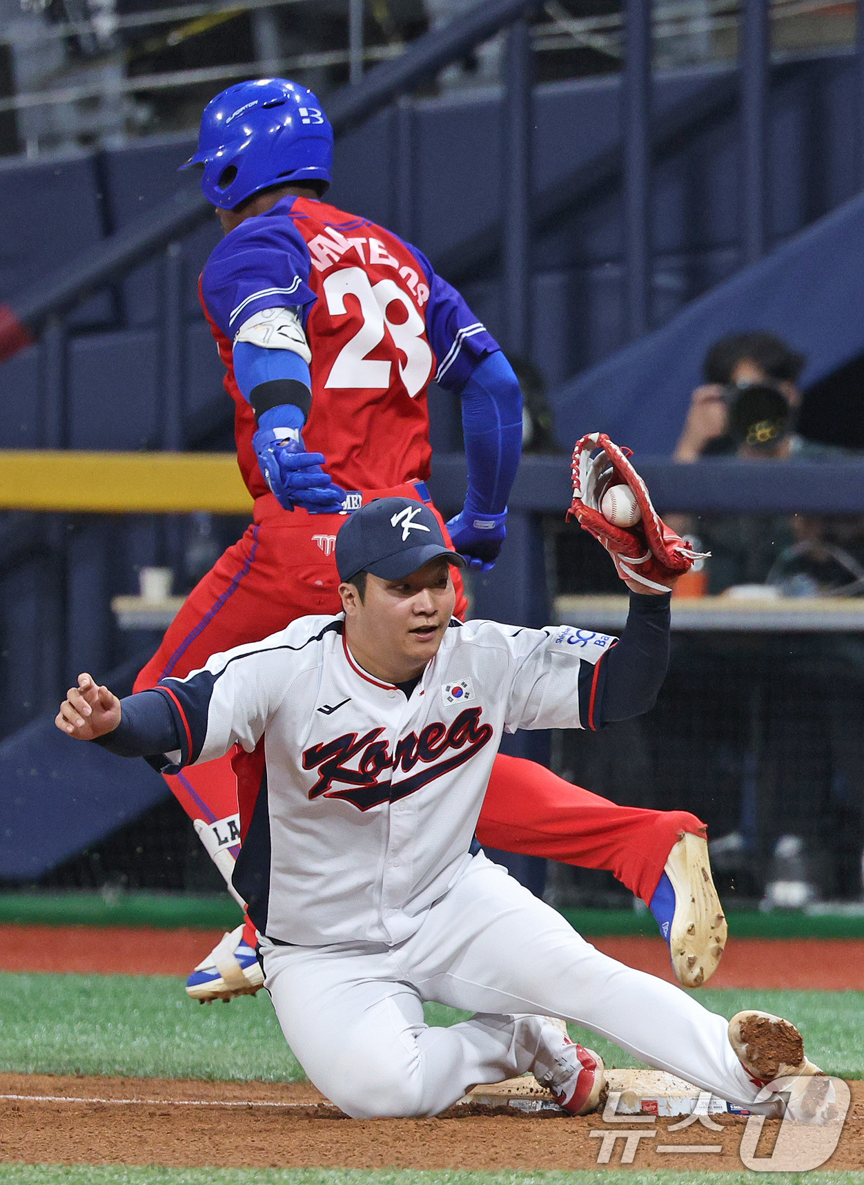 (서울=뉴스1) 장수영 기자 = 1일 오후 서울 구로구 고척스카이돔에서 열린 '2024 K-BASEBALL SERIES' 대한민국 야구 대표팀과 쿠바 대표팀의 평가전, 5회초 대한 …