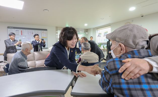 보훈부·KT, 전국 보훈복지시설 국가유공자에 '팥죽 나눔' 봉사