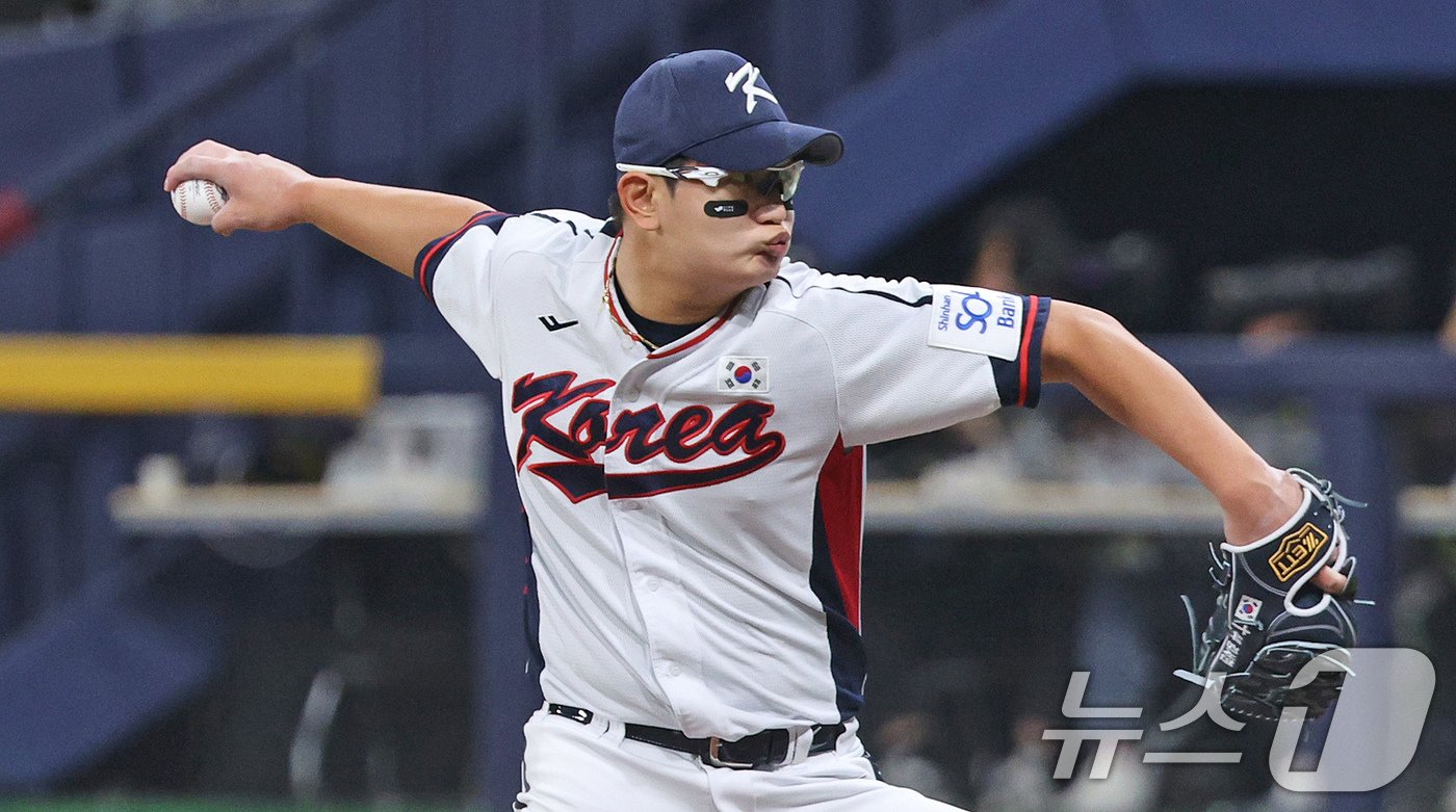 1일 오후 서울 구로구 고척스카이돔에서 열린 &#39;2024 K-BASEBALL SERIES&#39; 대한민국 야구 대표팀과 쿠바 대표팀의 평가전, 6회초 대한민국의 다섯 번째 투수 김서현이 역투하고 있다. 2024.11.1/뉴스1 ⓒ News1 장수영 기자