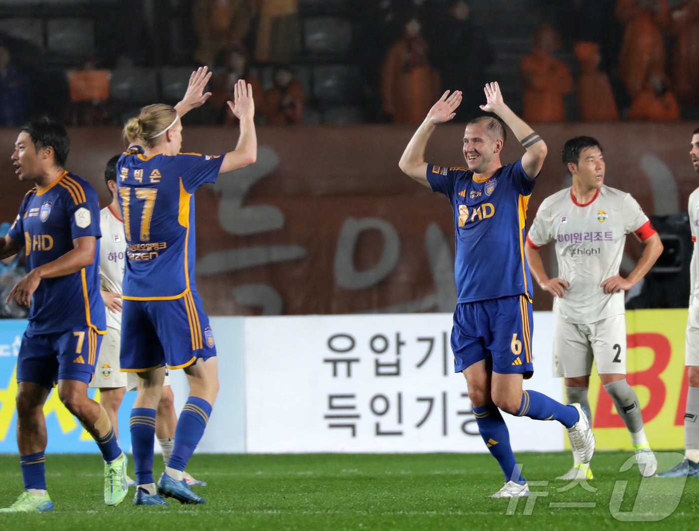 본문 이미지 - 1일 오후 7시 30분 울산종합운동장에서 하나은행 k리그1 2024 36라운드 강원FC와의 경기 전반 HD현대 루빅손이 선제골을 넣은 뒤 기뻐하고 있다. 2024.11.1/뉴스1 ⓒ News1 김지혜 기자
