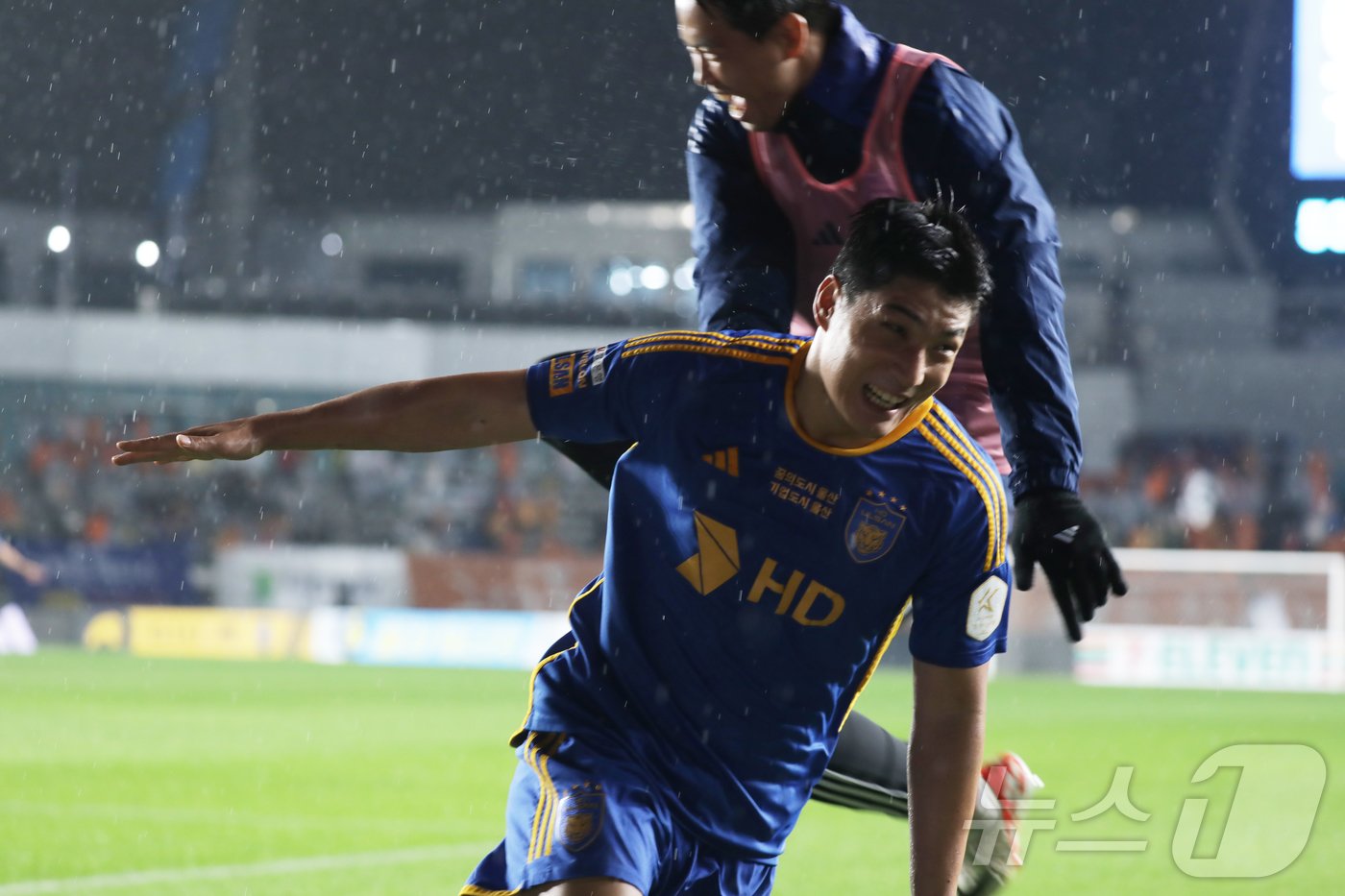 본문 이미지 - 1일 오후 7시 30분 울산종합운동장에서 하나은행 k리그1 2024 36라운드 강원FC와의 경기 후반 HD현대 주민규가 팀 두 번째 골을 넣은 뒤 기뻐하고 있다. 2024.11.1/뉴스1 ⓒ News1 김지혜 기자