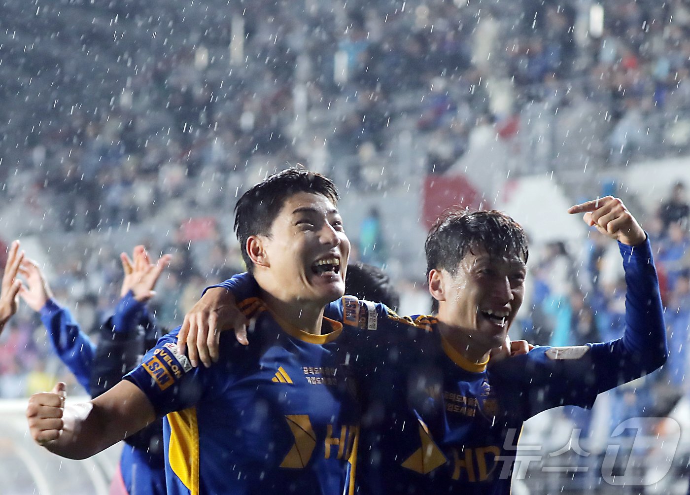 본문 이미지 - 1일 오후 7시 30분 울산종합운동장에서 하나은행 k리그1 2024 36라운드 강원FC와의 경기 후반 HD현대 주민규가 팀 두 번째 골을 넣은 뒤 이청용과 함께 기쁨을 나누고 있다. 2024.11.1/뉴스1 ⓒ News1 김지혜 기자