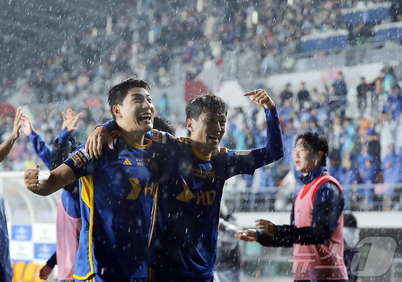 본문 이미지 - 제3회 선수협 자선 축구대회에 출전하는 주민규와 이청용. /뉴스1 ⓒ News1 김지혜 기자