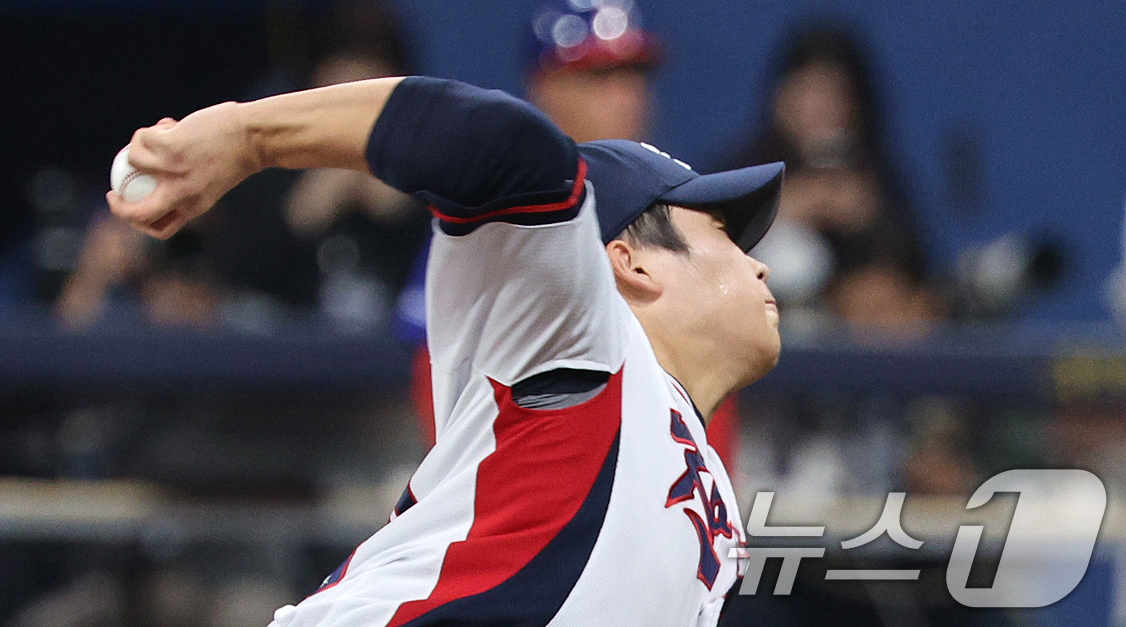 (서울=뉴스1) 장수영 기자 = 1일 오후 서울 구로구 고척스카이돔에서 열린 '2024 K-BASEBALL SERIES' 대한민국 야구 대표팀과 쿠바 대표팀의 평가전, 9회초 대한 …