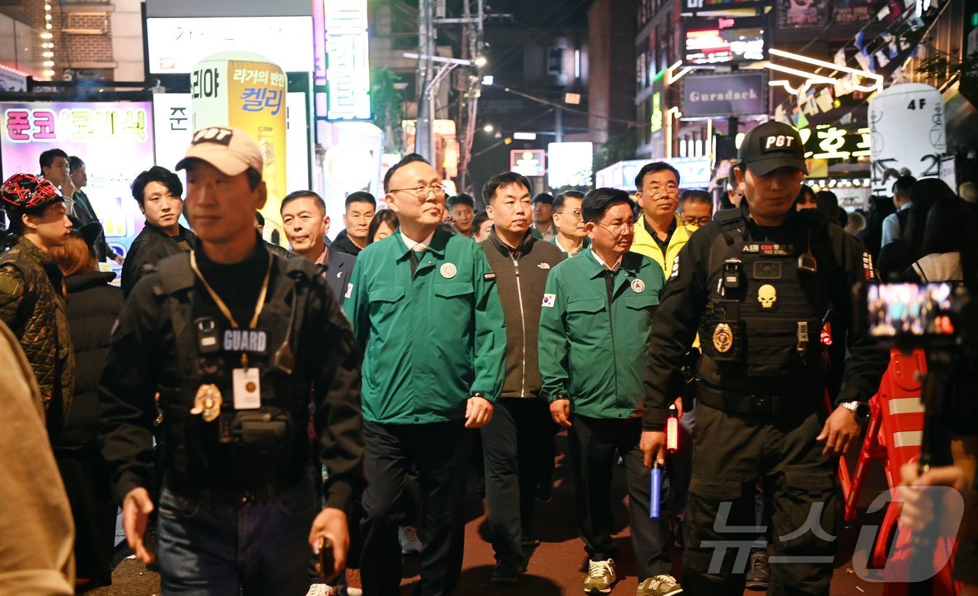 (서울=뉴스1) = 이한경 행정안전부 재난안전관리본부장이 핼러윈 데이를 맞아 1일 새벽까지 서울 마포구 홍대거리를 방문해 박강수 마포 구청장과 함께 인파밀집 우려지역에 대한 대비 …