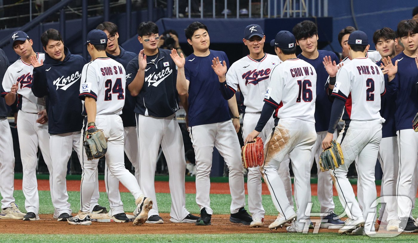 1일 오후 서울 구로구 고척스카이돔에서 열린 &#39;2024 K-BASEBALL SERIES&#39; 대한민국 야구 대표팀과 쿠바 대표팀의 평가전에서 2대 0으로 승리한 대표팀 선수들이 하이파이브 하고 있다. 2024.11.1/뉴스1 ⓒ News1 장수영 기자