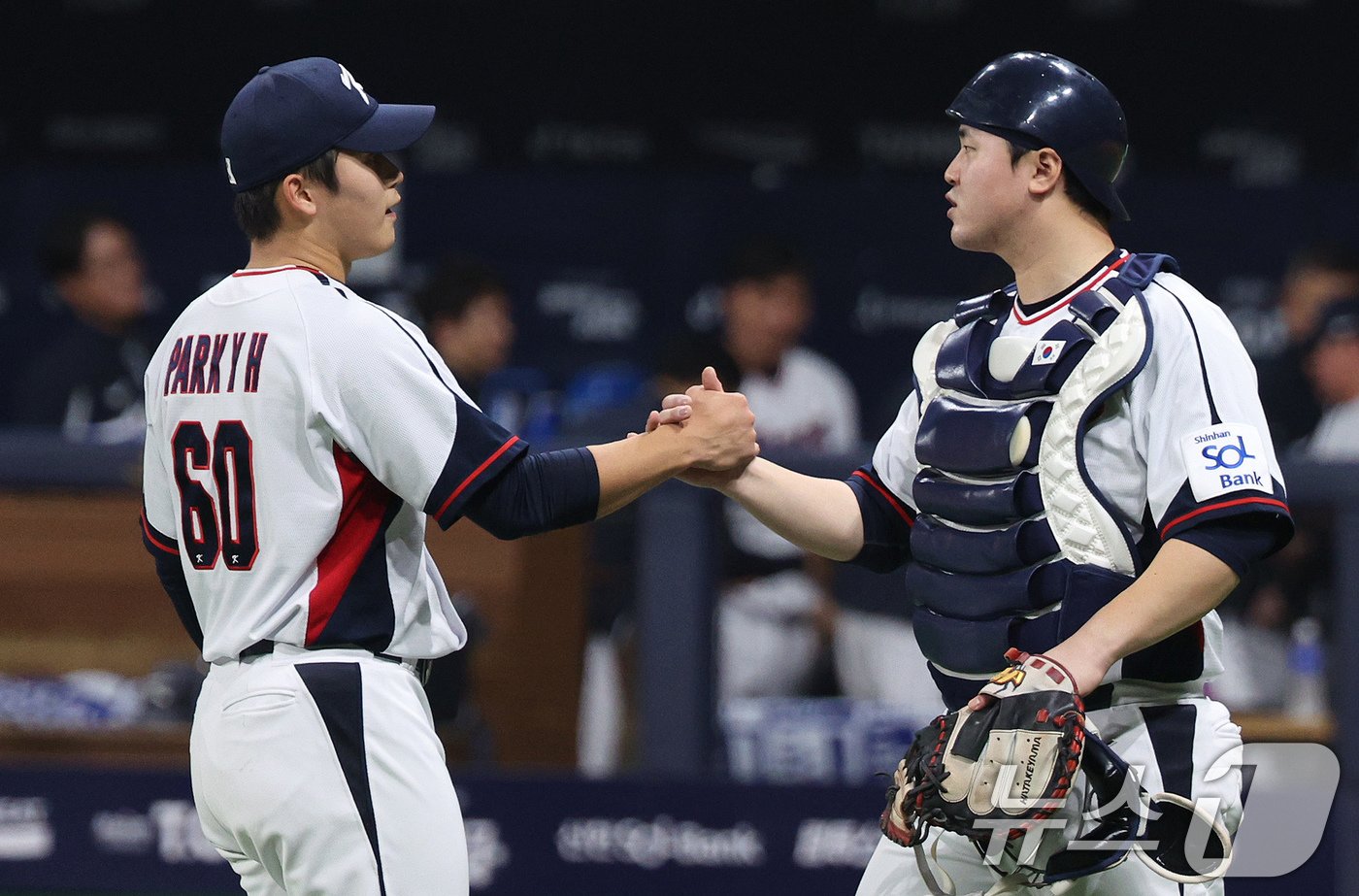 본문 이미지 - 1일 오후 서울 구로구 고척스카이돔에서 열린 &#39;2024 K-BASEBALL SERIES&#39; 대한민국 야구 대표팀과 쿠바 대표팀의 평가전 대한민국의 마무리 투수 박영현과 포수 김형준이 2대 0으로 승리한 뒤 기쁨을 나누고 있다. 2024.11.1/뉴스1 ⓒ News1 장수영 기자
