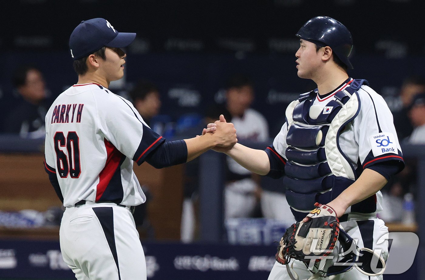 1일 오후 서울 구로구 고척스카이돔에서 열린 &#39;2024 K-BASEBALL SERIES&#39; 대한민국 야구 대표팀과 쿠바 대표팀의 평가전 대한민국의 마무리 투수 박영현과 포수 김형준이 2대 0으로 승리한 뒤 기쁨을 나누고 있다. 2024.11.1/뉴스1 ⓒ News1 장수영 기자