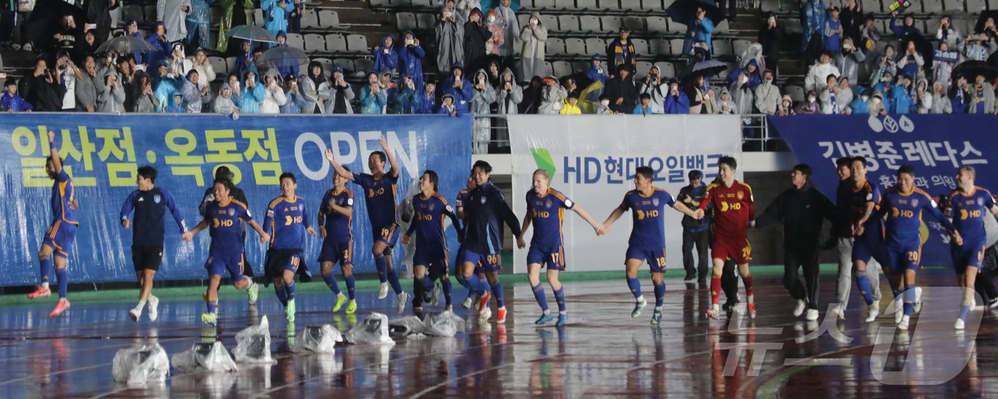 본문 이미지 - 1일 울산종합운동장에서 열린 프로축구 하나은행 K리그1 2024 울산 HD와 강원FC의 경기에서 2대1로 승리하며 3년 연속 K리그1 정상에 오른 울산 HD 선수들이 자축하고 있다. 2024.11.1/뉴스1 ⓒ News1 김지혜 기자