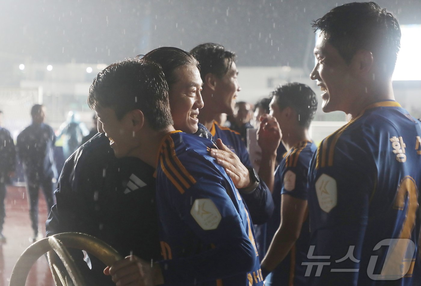 본문 이미지 - 1일 울산종합운동장에서 열린 프로축구 하나은행 K리그1 2024 울산 HD와 강원FC의 경기에서 2대1로 승리하며 3년 연속 K리그1 정상에 오른 울산 HD 김판곤 감독이 이청용 등 선수단과 기쁨을 나누고 있다. 2024.11.1/뉴스1 ⓒ News1 김지혜 기자