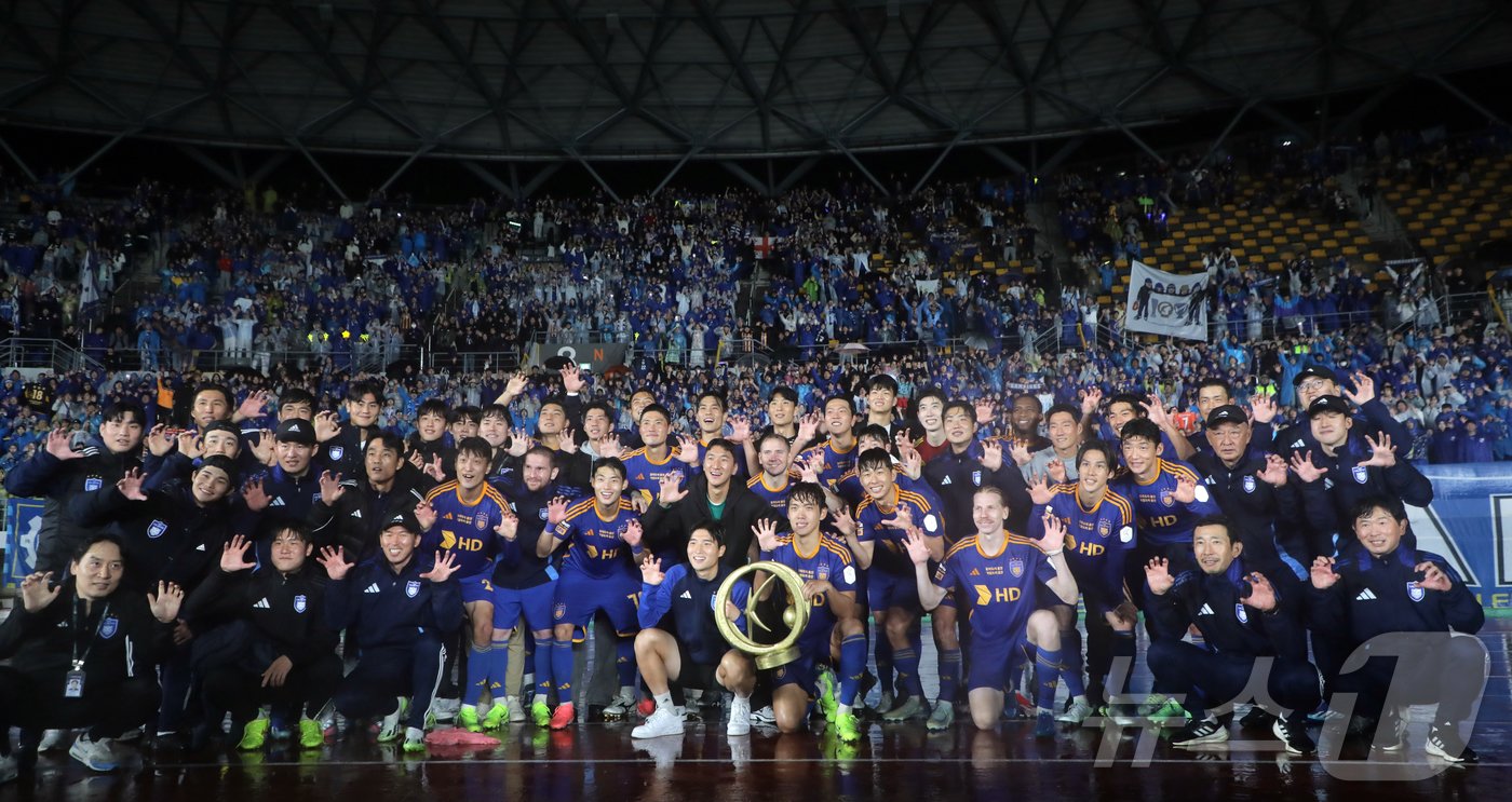 본문 이미지 - 1일 울산종합운동장에서 열린 프로축구 하나은행 K리그1 2024 울산 HD와 강원FC의 경기에서 2대1로 승리하며 3년 연속 K리그1 정상에 오른 울산 HD 김판곤 감독과 선수단들이 기념 촬영을 하고 있다. 2024.11.1/뉴스1 ⓒ News1 김지혜 기자