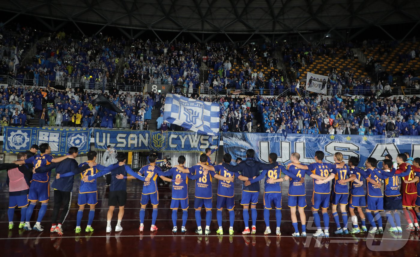 본문 이미지 - 1일 울산종합운동장에서 열린 프로축구 하나은행 K리그1 2024 울산 HD와 강원FC의 경기에서 2대1로 승리하며 3년 연속 K리그1 정상에 오른 울산 HD 선수단이 서포터즈와 함께 우승의 기쁨을 만끽하고 있다. 2024.11.1/뉴스1 ⓒ News1 김지혜 기자