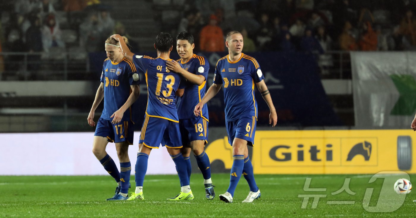 본문 이미지 - 1일 울산종합운동장에서 열린 프로축구 하나은행 K리그1 2024 울산 HD와 강원FC의 경기에서 2대0으로 승리하며 3년 연속 K리그1 정상에 올랐다. 이날 경기에서 전반 루빅손, 후반 주민규의 골로 2대 1로 승리했다.2024.11.1/뉴스1 ⓒ News1 김지혜 기자