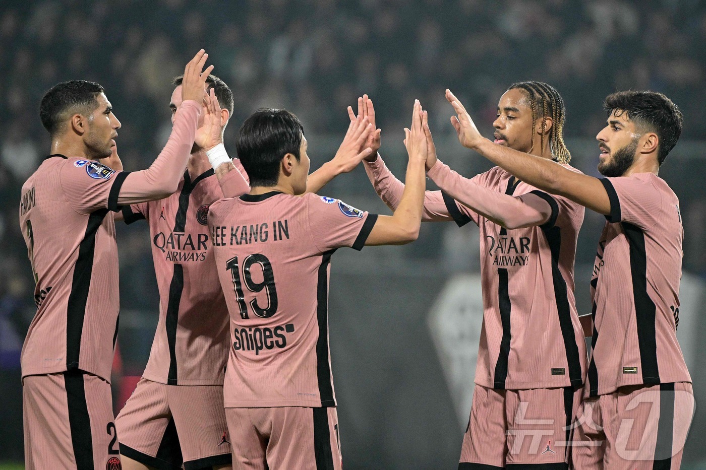 (AFP=뉴스1) 김성진 기자 = PSG 이강인이 10일(현지시간) 프랑스 앙제의 레이몽 코파 스타디움에서 열린 2024~2025 리그앙 11라운드 앙제와 원정 경기에서 브래들리 …